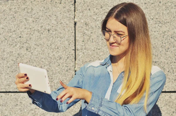 Kot Gömlek Giyen Elinde Tablet Tutan Ekrana Tıklayan Gözlüklü Genç — Stok fotoğraf