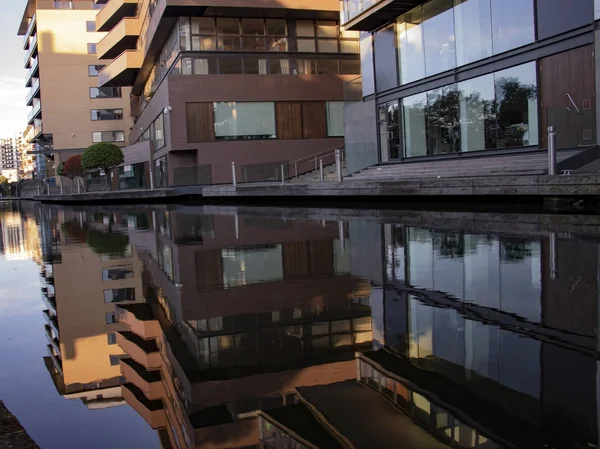 Reflexión Sobre Unos Pocos Edificios Agua Del Canal — Foto de Stock