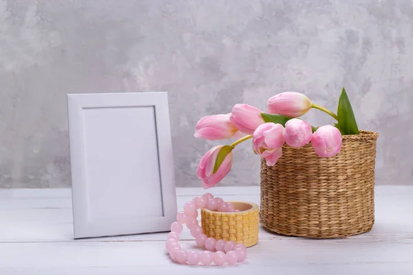 Ramo Tulipanes Rosados Una Canasta Mimbre Marco Picura Vacío Sobre — Foto de Stock