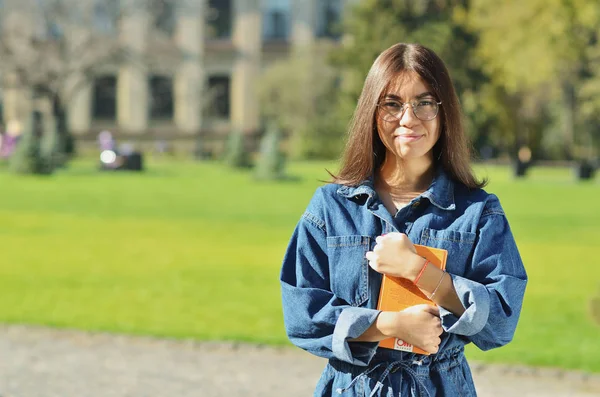 Retrato Estudante Usando Óculos Universidade Campus — Fotografia de Stock