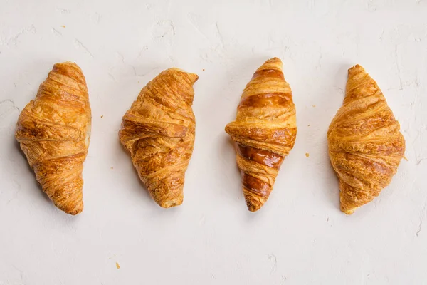 Färska Croissanter Rustik Betong Bakgrund Platt Låg — Stockfoto