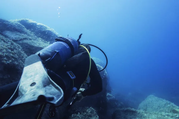 Pessoa Mergulhando Perto Das Rochas Fundo Mar Mar Azul Turquesa — Fotografia de Stock