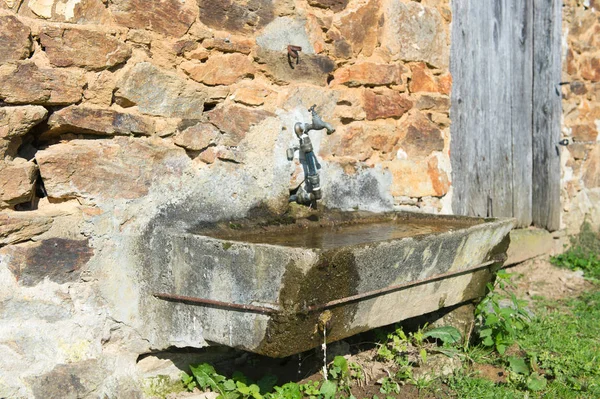 古い銅水はフランスの壁でタップ — ストック写真