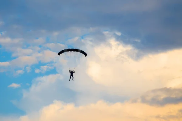 黄昏的夕阳西下 偏执狂从天而降 娱乐性运动 彩色天空中伞兵的轮廓 — 图库照片