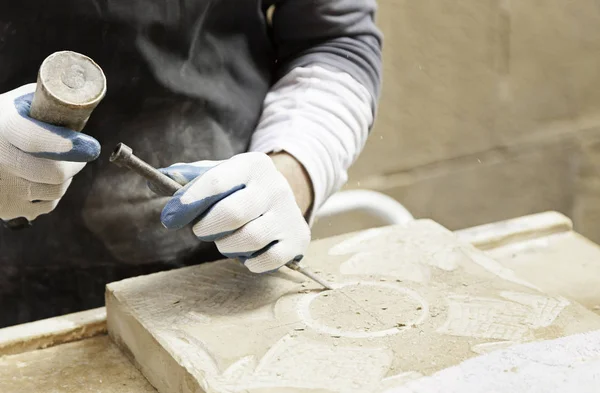 Mann Schnitzte Stein Detail Eines Traditionellen Handwerkers Arbeit Steinmetz Handwerk — Stockfoto