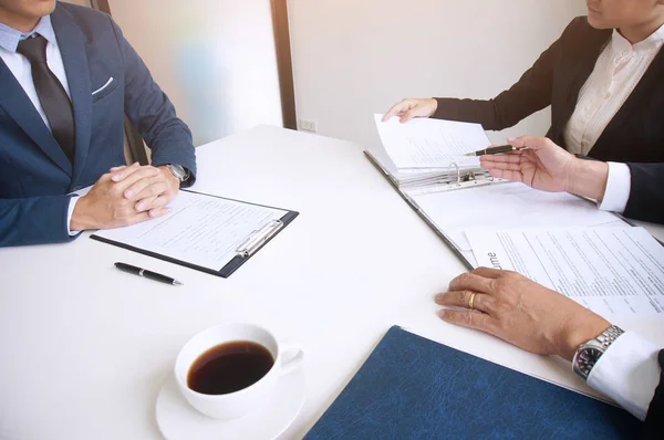 Examinador Leyendo Currículum Durante Entrevista Trabajo Oficina Concepto Negocio Recursos —  Fotos de Stock