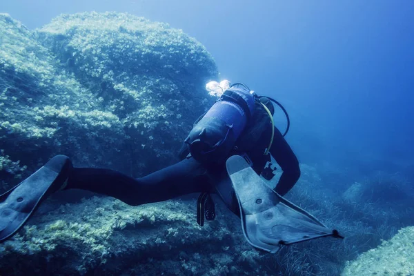 Mergulhador Submerso Perto Das Rochas Fundo Água Azul Turquesa Pedras — Fotografia de Stock