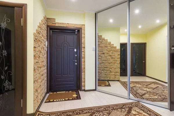 Spacieux Hall Entrée Dans Appartement Avec Armoire Intégrée Immenses Miroirs — Photo