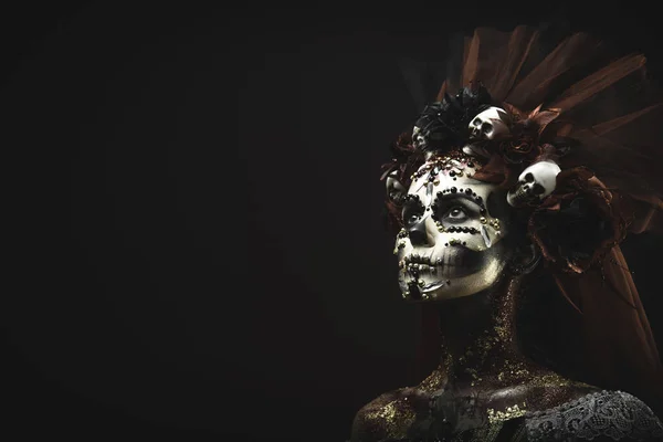 Sanatsal Cadılar Bayramı Makyajlı Saçında Sculls Olan Santa Muerte Genç — Stok fotoğraf