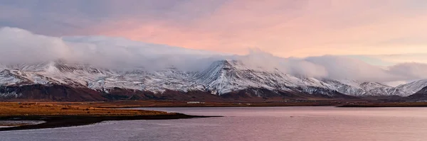 アイスランドのレイキャヴィークから見た山々の日の出 — ストック写真