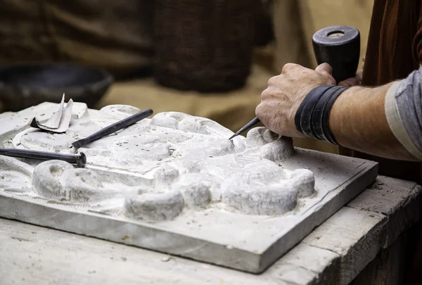 用传统的方式雕刻石头 工艺精细 塑造石头 — 图库照片