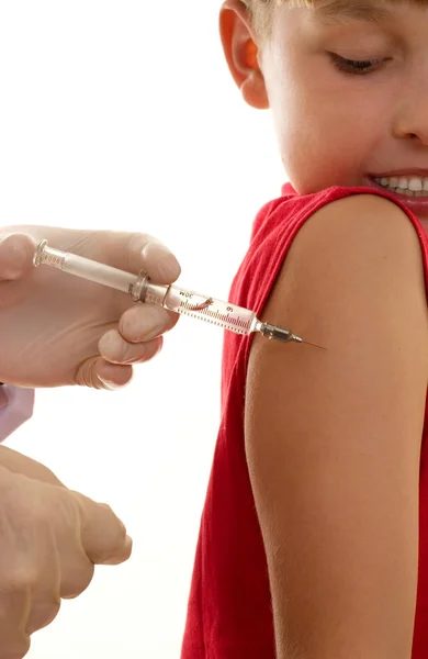 Een Arts Die Een Kind Een Injectie Geeft Bijvoorbeeld Immunisatie — Stockfoto