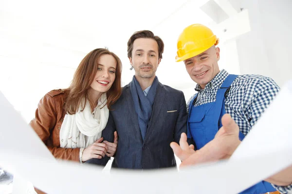 Foreman Toont Nieuw Huis Aan Een Jong Stel Met Blauwdruk — Stockfoto