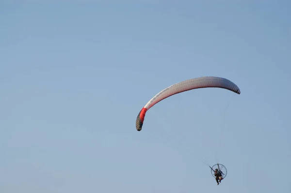 Mensen Paragliden Blauwe Lucht Achtergrond — Stockfoto
