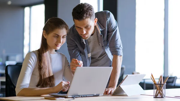 Young Smiling Coworkers Woman Man Discusing Working Details Pointing Laptop — 스톡 사진