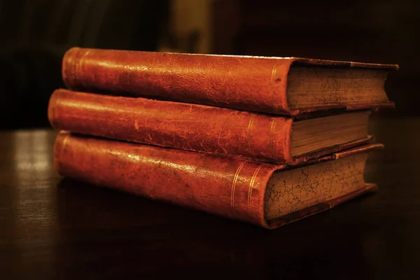 Pilha Três Antigos Livros Capa Dura Couro Marrom Vintage Mesa — Fotografia de Stock