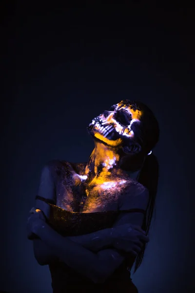 Kızın Yüzü Floresan Renklerine Boyanmış Neon Parlayan Kafatası Benziyor — Stok fotoğraf