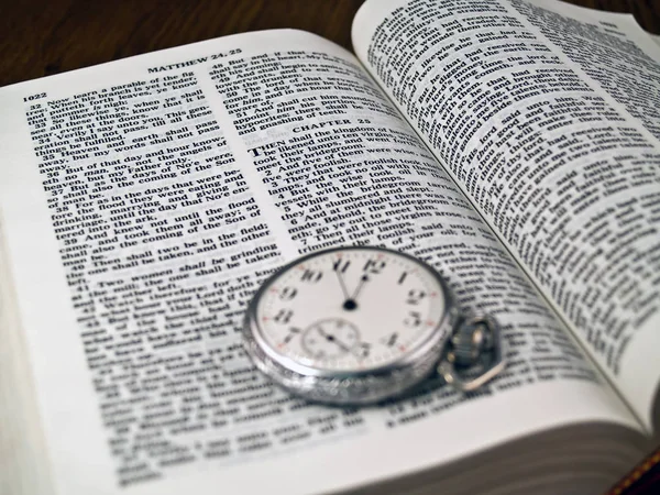 Βίβλος Άνοιξε Στο Κατά Ματθαίον Ένα Pocketwatch — Φωτογραφία Αρχείου