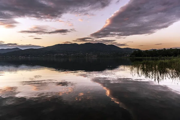 Matahari Terbenam Dan Awan Atas Danau Varese Lombardy Italia — Stok Foto