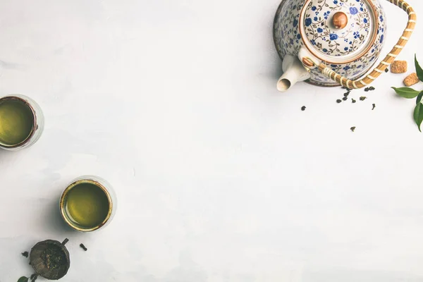 お茶の組成 灰色のコンクリートの背景に緑茶 フラットレイ — ストック写真