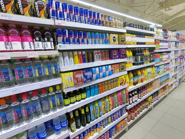 Pasillo Supermercado Que Muestra Bebidas Energéticas Botellas Jugo —  Fotos de Stock