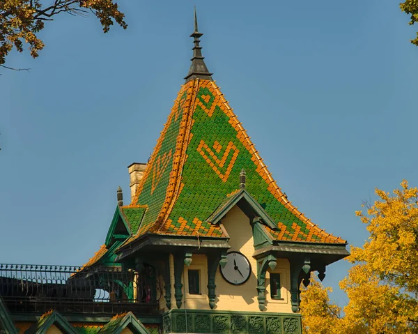 Bovenkant Van Toren Als Gebouw Met Klok Groen Oranje Vierkante — Stockfoto