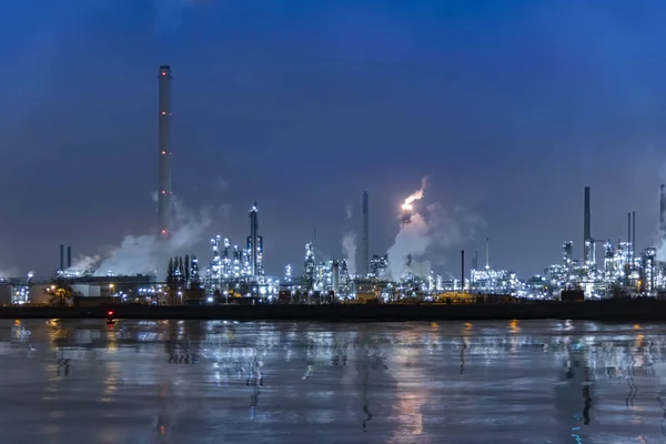 Reflectie Van Raffinaderijen Schoorsteen Tijdens Het Gouden Uur Bij Zonsondergang — Stockfoto