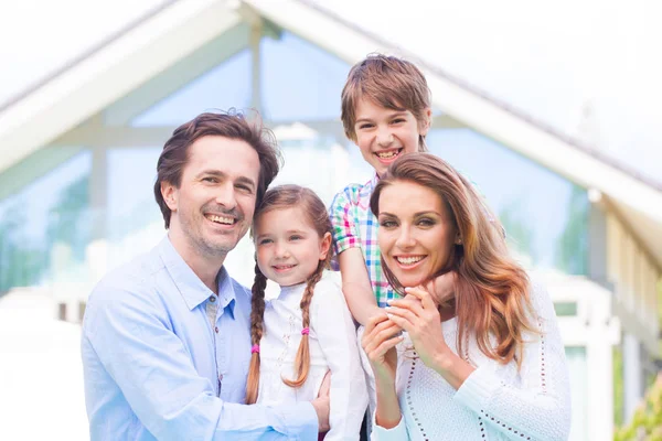 Famille Heureuse Parents Enfants Devant Leur Maison Extérieur — Photo