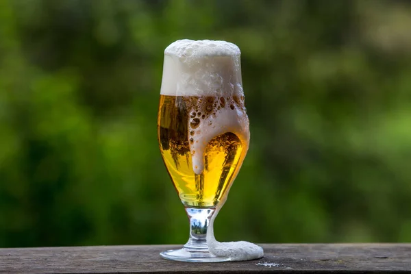 Ein Glas Leichtes Bier Mit Schaum Und Blasen Auf Einem — Stockfoto