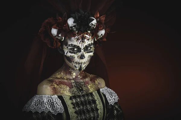 Sanatsal Cadılar Bayramı Makyajlı Saçında Sculls Olan Santa Muerte Genç — Stok fotoğraf
