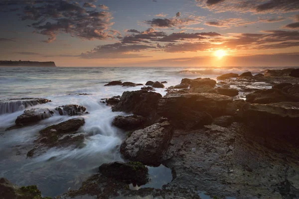 Sunrise Warriewood Beach Low Tide Gentle Flows Pretty Altocumulus Clouds — Stock Photo, Image