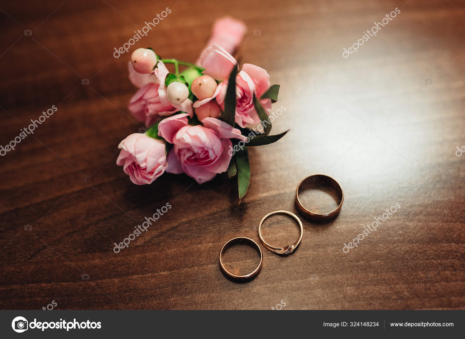 Anillos Boda Con Una Decoración Boda — Foto de stock #324148234 © YAYImages, image size:1600x1168