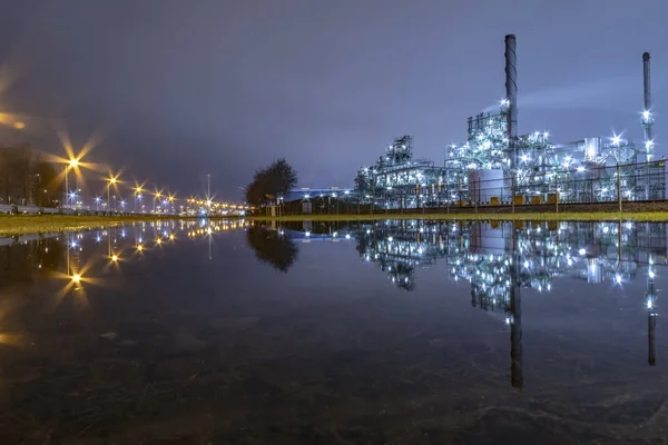 Reflectie Van Het Panorama Van Een Raffinaderij Haar Schoorsteen Tijdens — Stockfoto