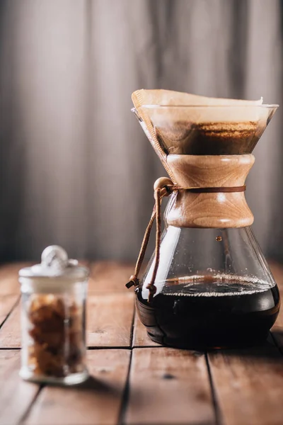 Una Escena Mesa Con Café Corriendo Través Una Cafetera Algunos — Foto de Stock