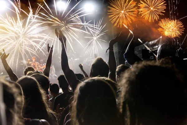 Tömeg Nézi Tűzijáték Újévi Ünnepség Elvont Nyaralás Háttér — Stock Fotó