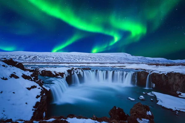Северное Сияние Aurora Borealis Водопада Гоа Зимой Исландия — стоковое фото