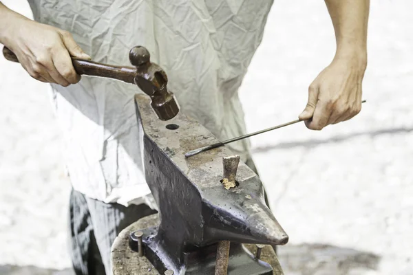 Schmied Der Eisen Bearbeitet Ein Detail Trifft Und Eisen Formt — Stockfoto