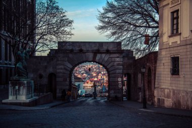 Kışın Budapeşte sokaklarındaki bina.