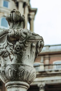 Ulusal Macar Galerisi cephesinde heykel unsurları.