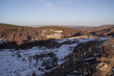 Yoldaki Kafkas Dağları 'nın manzarası