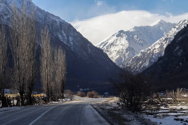 Yoldaki Kafkas Dağları Nın Manzarası — Stok fotoğraf