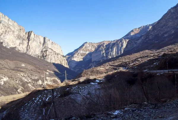 Yoldaki Kafkas Dağları Nın Manzarası — Stok fotoğraf