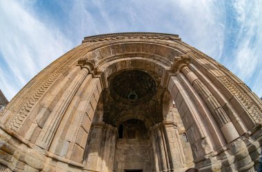 Tatev Manastırı 'nın ayrıntıları, Ermenistan' ın Syunik ilindeki Tatev köyü yakınlarındaki büyük bir bazalt platosunda yer alan 9. yüzyıldan kalma Ermeni Havari manastırı.