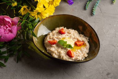 Yeşil tabakta meyveli yulaf ezmesi.