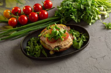 Biftekli bruschetta. Kızarmış dana filetosu. Tuzlu salatalık, domates, ıspanak ve hardal soslu.