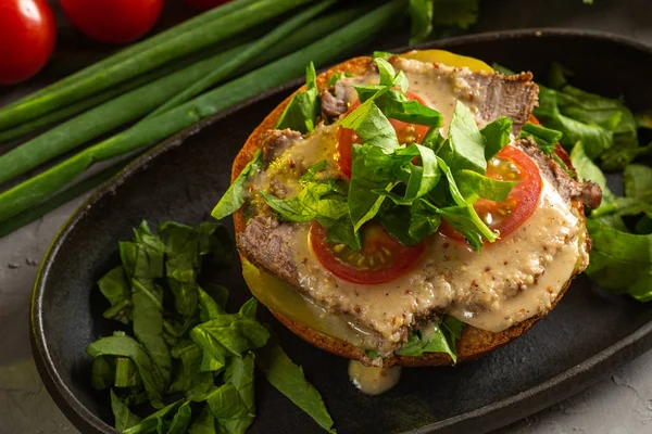 Biftekli bruschetta. Kızarmış dana filetosu. Tuzlu salatalık, domates, ıspanak ve hardal soslu.