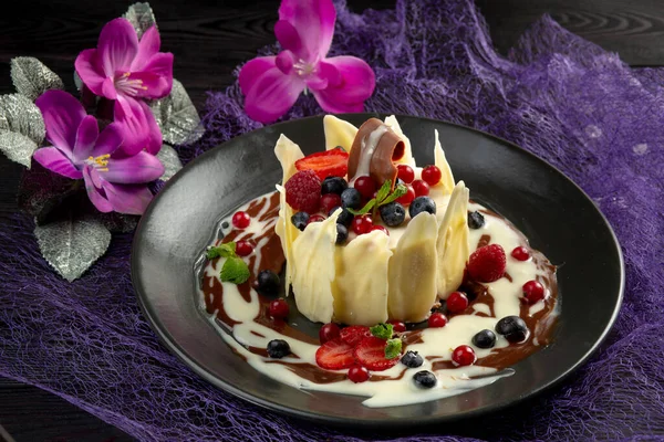 Mjölk dessert med frukt och choklad på en mörk bakgrund Royaltyfria Stockbilder