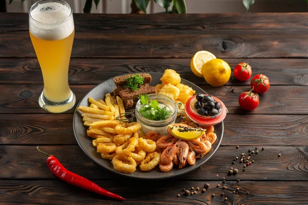 Vaso Cerveza Espumosa Plato Con Aperitivos Camarones Aros Calamar Papas —  Fotos de Stock