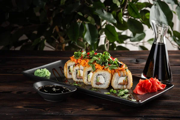 Sushi Rolka Sada Kulatém Talíři Sójová Omáčka Tmavém Dřevěném Pozadí Stock Obrázky