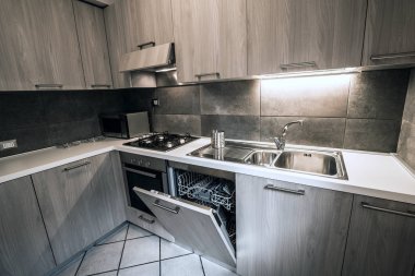 Modern köşe mutfak mobilyası kompozisyonu